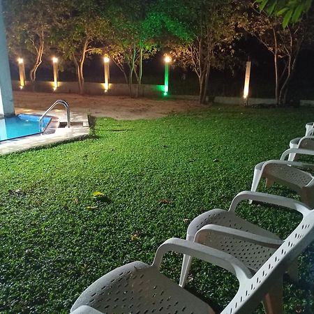 Queen'S Tower Grand Kurunegala Esterno foto