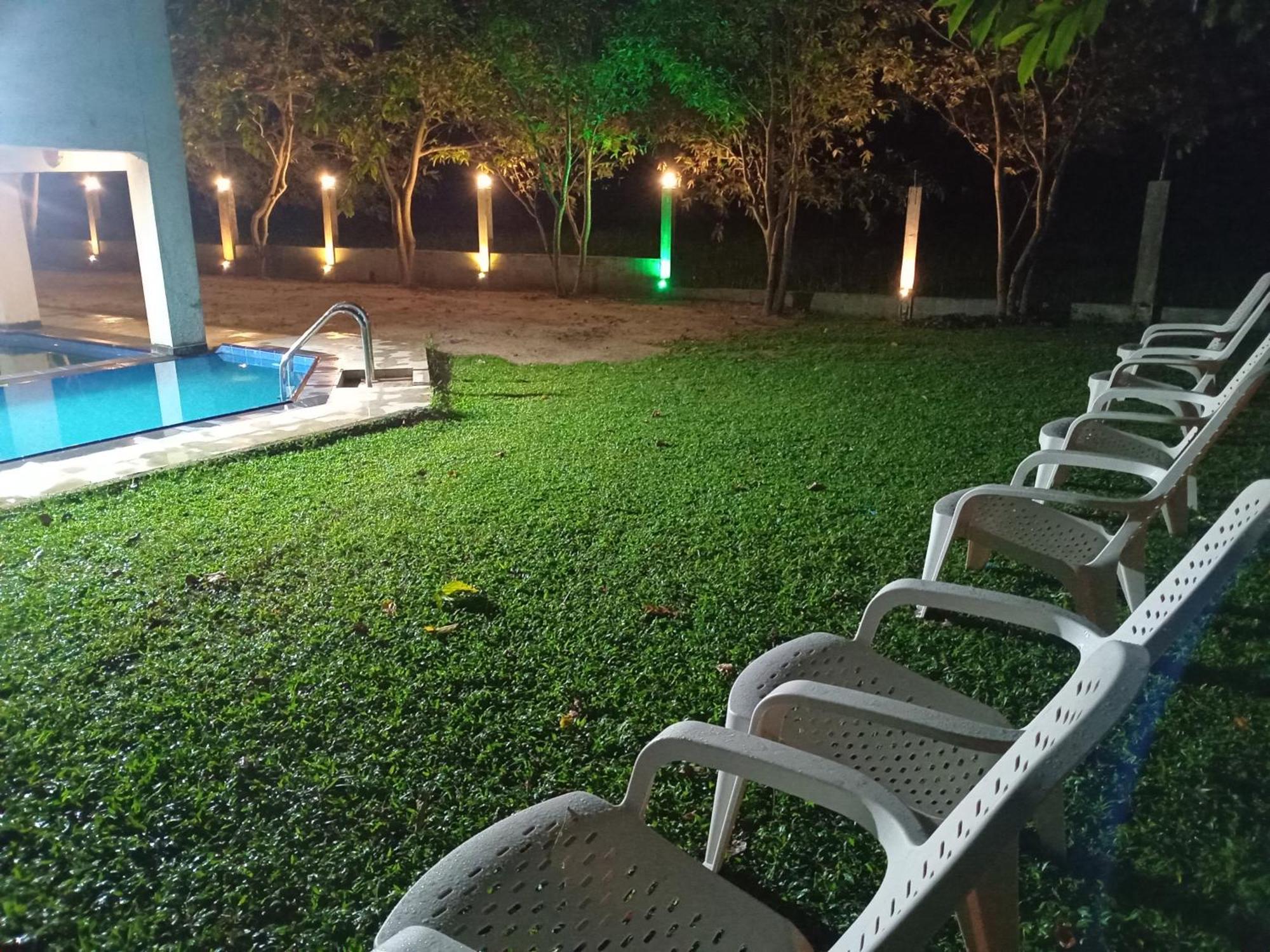 Queen'S Tower Grand Kurunegala Esterno foto